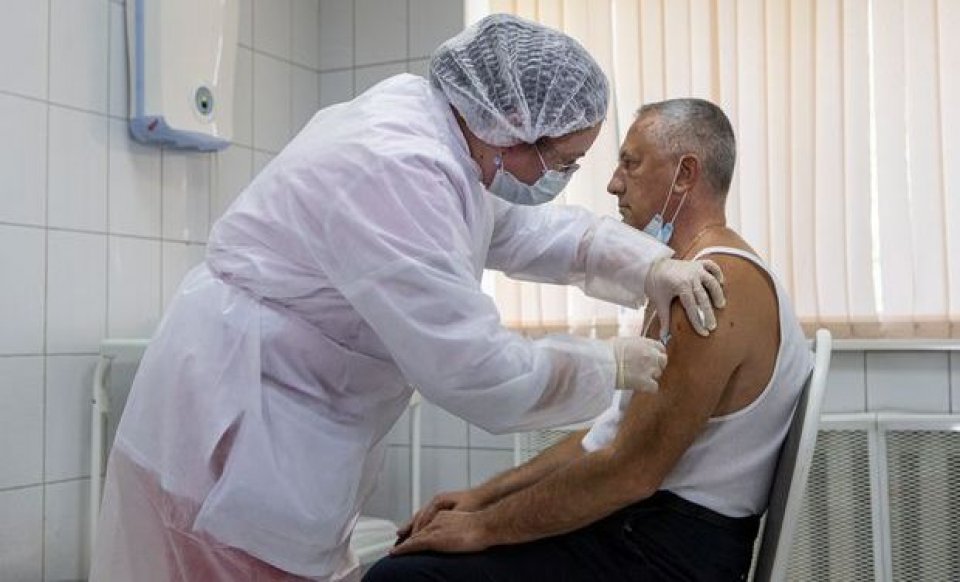 Covid vaccine test thah 92 insaththa kaamiyaabu: Russia 