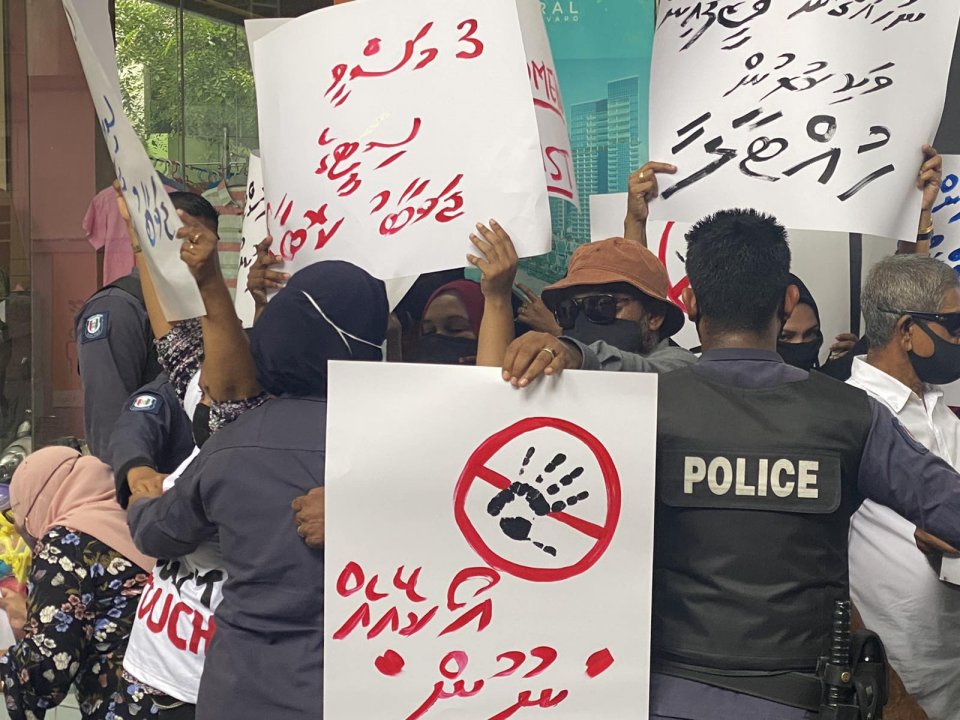 Rape ge massala thakaa dhekolhah idhikolhu kuramundhaa muzaharaage therein 5 meehaku hayyaru kohfi