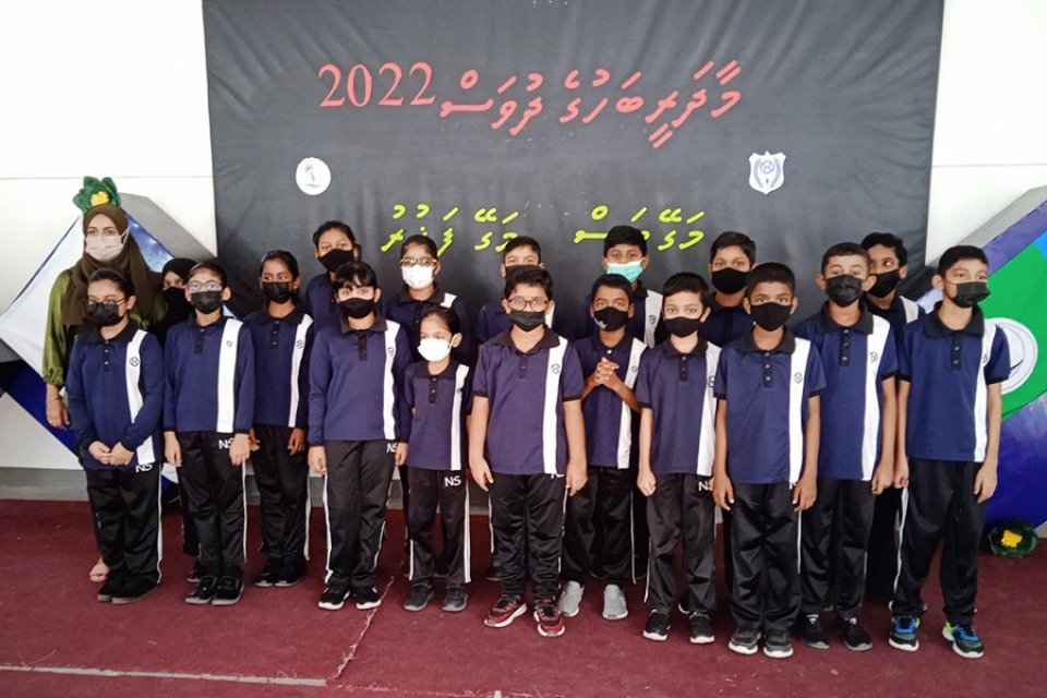 Shaairunge vaadhee aai Nooraanee school gulhigen maadharee bahuge dhuvas faahaga kuranee