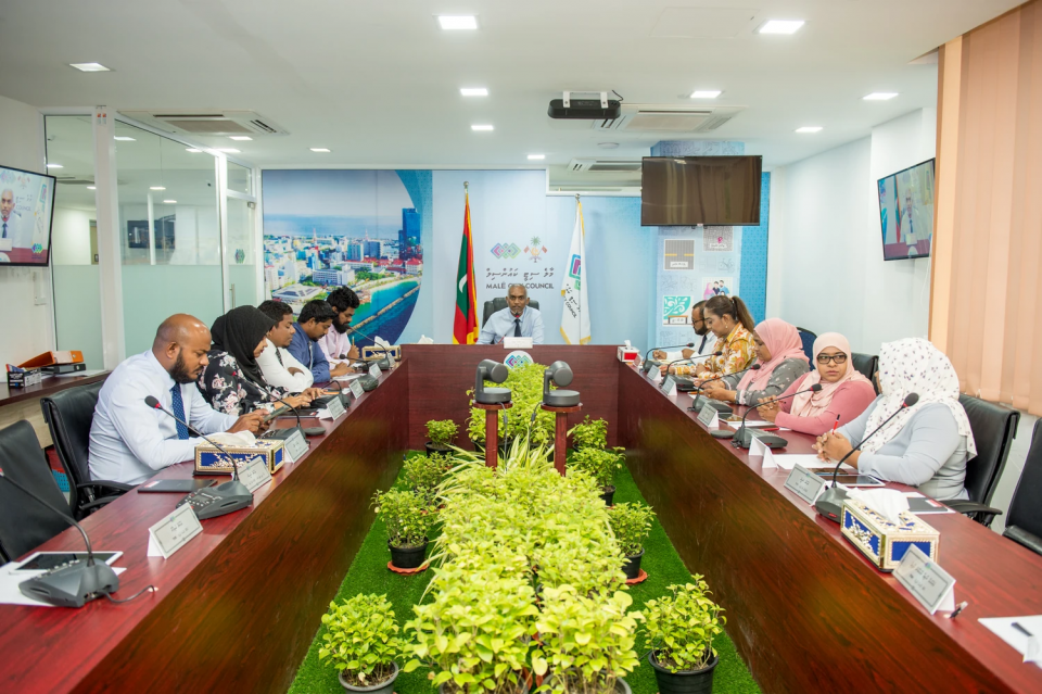 Male’ city council ge rasmee jalsaa thakaai haflaathah broadcast kuranee