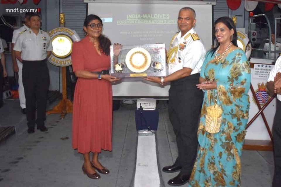 India ge navy ship gai beyvvi reyganduge farikkolhu Minister of Defence sharafverikohdhevvaifi