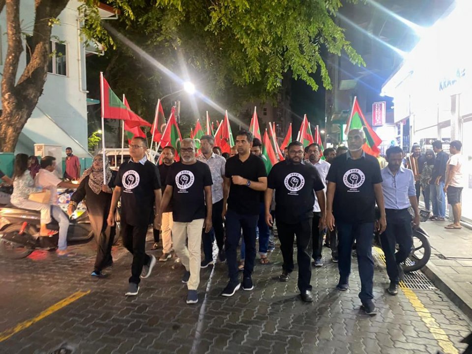 ރޭގެ މުޒާހަރާއިން ތިން މީހަކު ވަނީ ހައްޔަރު ކޮށްފައި