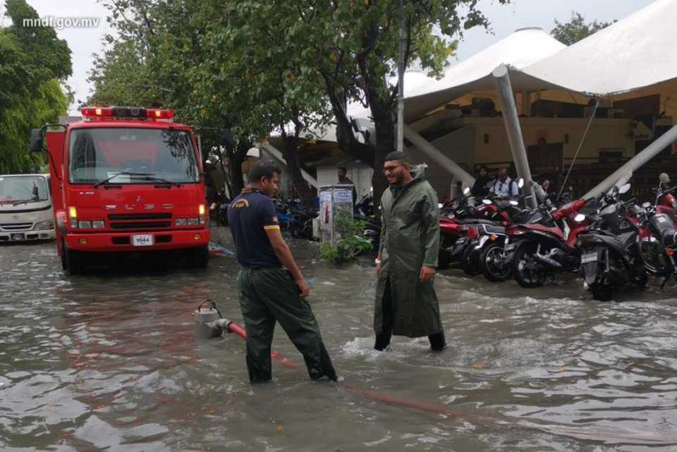 މާލޭގެމަގުތަކުގައި ފެންބޮޑުވުން: އެމްއެންޑީއެފްއިން ފެންހިއްކުމުގެ މަސައްކަތްކުރިއަށް