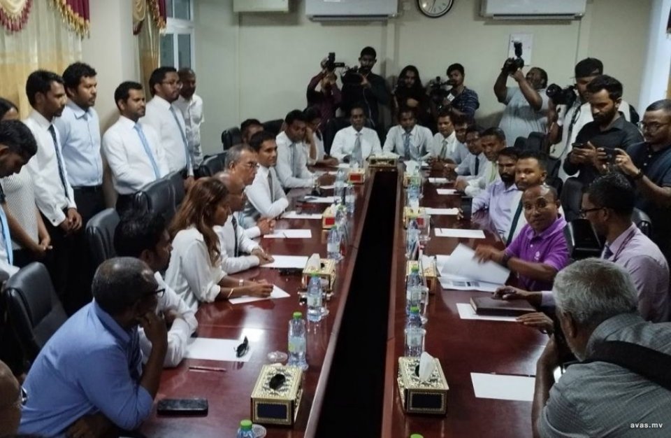 ޑިމޮކްރެޓްސް މެންބަރުންގެ ސޮއި އަނބުރާގެންދިއުމަށް ބިރުދައްކާ މައްސަލައެއް މަޖިލީހަށް