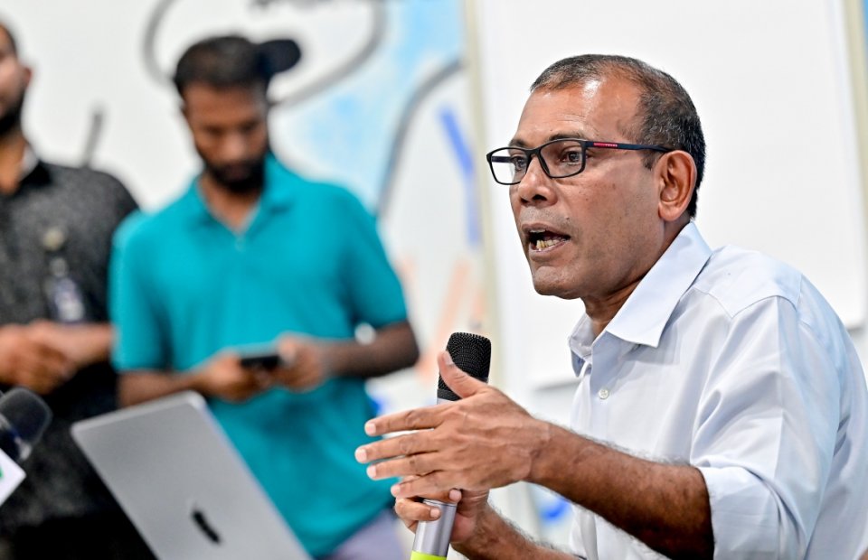 ރައީސް ނަޝީދު މިރޭ ޑިމޮކްރެޓްސްއަށް ސޮއި ކުރައްވަނީ