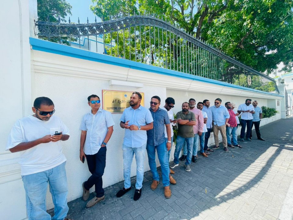 ރައީސްޔާމީންގެ ޝަރީއަތް ނުފެށިފައި؛ ސުޕްރީމްކޯޓުން ކަރަންޓުދިޔައީ އޯވަލޯޑްވެގެން