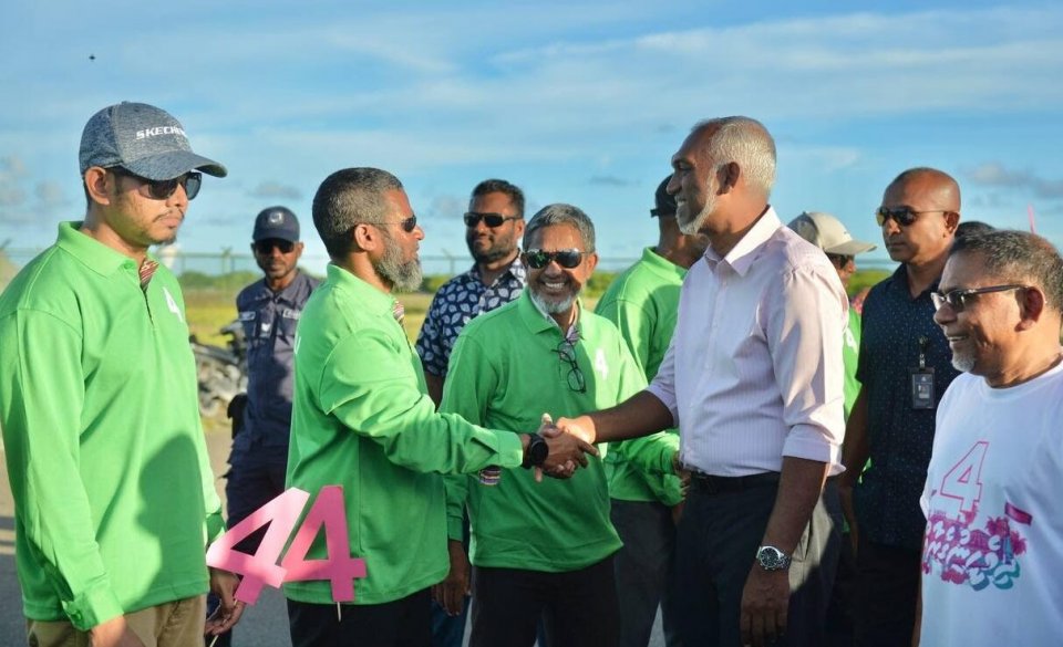 މުއިއްޒަށް މަރުހަބާ ކިޔަން ފެހިކުލައިގެ ޓީޝާޓްގައި ނުކުތުން އަދާލަތުން ކުށްވެރިކޮށްފި