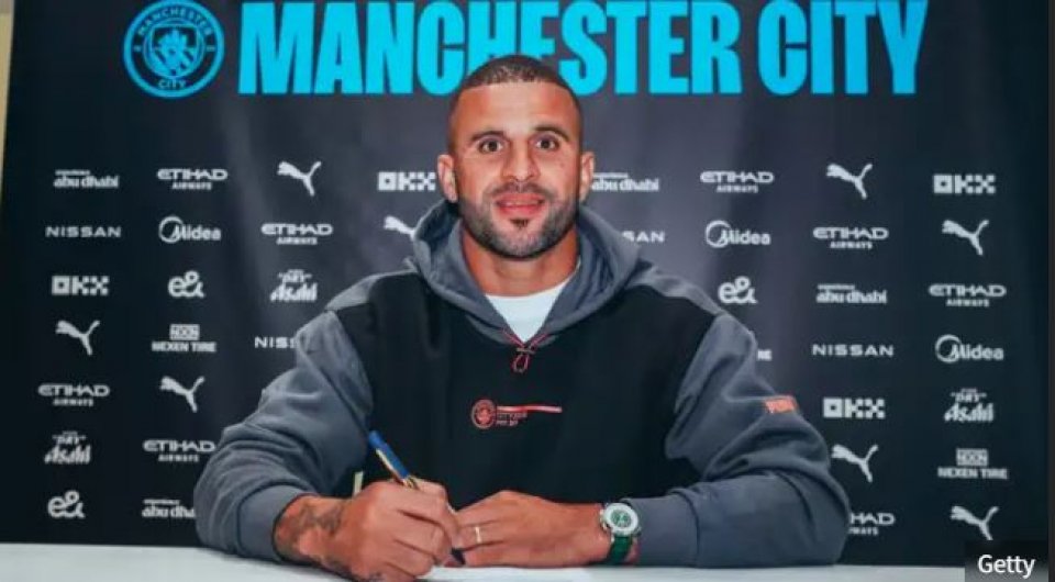 Kyle walker, Manchester city ge contract aakoffi