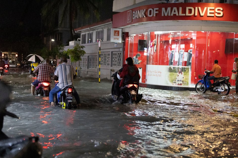 މާލޭގެ ބޮޑެތި މަގުތަކުން ފެންހިއްކުމުގައި އެމްއެންޑީއެފުން ހަރަކާތްތެރިވެއްޖެ