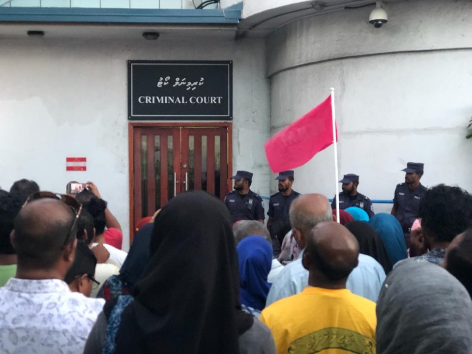 ފިހާރަސޭޓު ކަރުގައިވަޅިއެޅި އަންހެންމީހާގެ ބަންދަށް ކްރިމިނަލްކޯޓުން 15ދުވަސް ދީފި