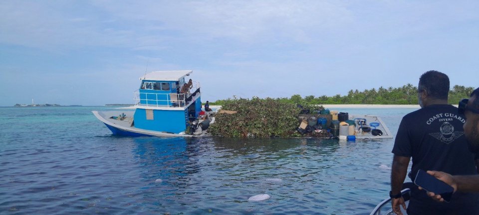 ވަނގާރުން މާލެ ދަތުރުކުރި ނަސްފަރު ދޯނި ފަރަށް އަރައިފި