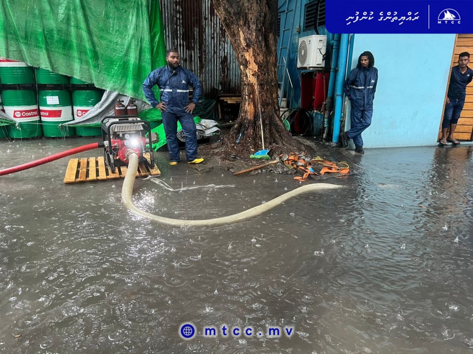 މާލޭގައި ފެންބޮޑުވުން: ފެން ހިންދުމަށް އެމްޓީސީސީއިން ދެއްކީ ތަފާތު ހިތްވަރެއް