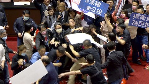 Taiwan parliament ga ooruge najis ukai, memberun maaraamaaree hingaifi 