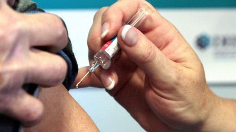 Pfizer ge Covid vaccine UK gai beynun kuranee