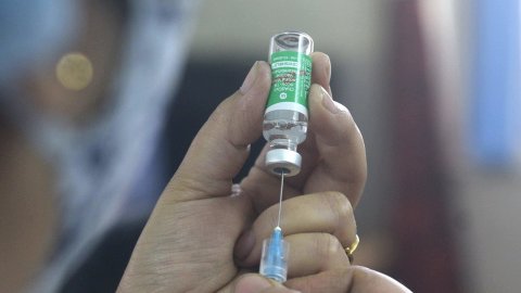 Madhamaa Raajjeygai covid vaccine dheyn fashanee