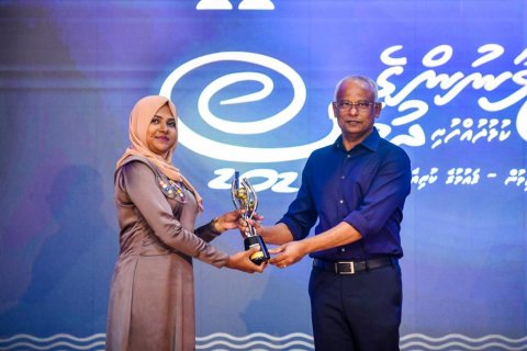 Zuvaanunge award: Ithurah masakkaiy kuran bunedheefi: Izza