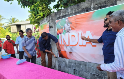 India out campaign ah Shaheed Hussain Adam ge photo beynun kuraathee faadu kiyun!