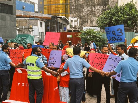 މުޒާހަރާއިން ހައްޔަރުކުރި މީހުންގެ ތެރެއިން ނުވަ މީހަކު ދޫކޮށްލައިފި