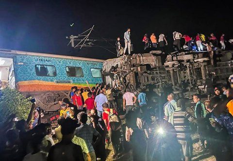 India gai hi'ngi Train accidenteggai 200 ah vure gina meehun maruvejje