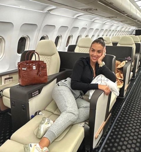 Ronaldo ge Loabiveriyaa Georgina, Rajjeyge Luxury Airline 