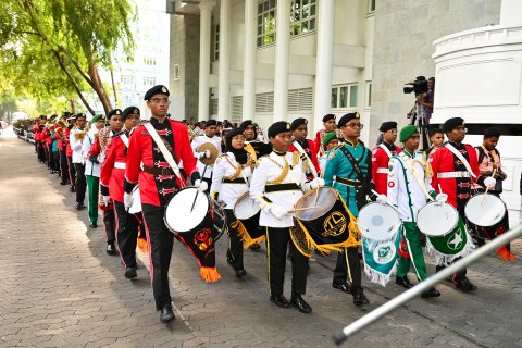 މިނިވަންދުވަހުގެ މުނާސަބާ ފާހަގަކުރުމަށް ބޭއްވި ޕެރޭޑާއި ރޫޓްމާޗް ރައީސުލްޖުމްހޫރިއްޔާގެ ދެކަނބަލުން ބައްލަވާލެއްވުން