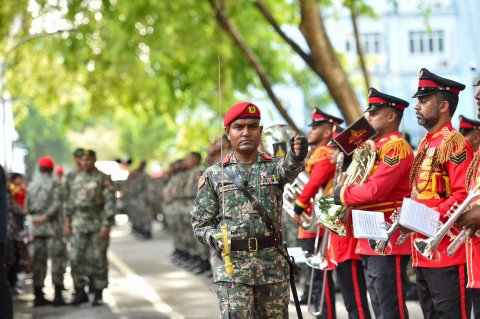 މިނިވަންދުވަހުގެ މުނާސަބާ ފާހަގަކުރުމަށް ބޭއްވި ޕެރޭޑާއި ރޫޓްމާޗް ރައީސުލްޖުމްހޫރިއްޔާގެ ދެކަނބަލުން ބައްލަވާލެއްވުން