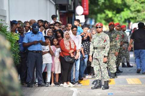 މިނިވަންދުވަހުގެ މުނާސަބާ ފާހަގަކުރުމަށް ބޭއްވި ޕެރޭޑާއި ރޫޓްމާޗް ރައީސުލްޖުމްހޫރިއްޔާގެ ދެކަނބަލުން ބައްލަވާލެއްވުން