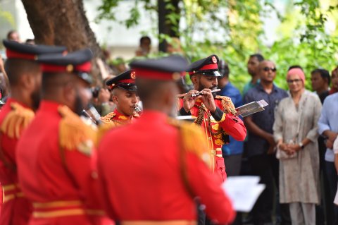 މިނިވަންދުވަހުގެ މުނާސަބާ ފާހަގަކުރުމަށް ބޭއްވި ޕެރޭޑާއި ރޫޓްމާޗް ރައީސުލްޖުމްހޫރިއްޔާގެ ދެކަނބަލުން ބައްލަވާލެއްވުން