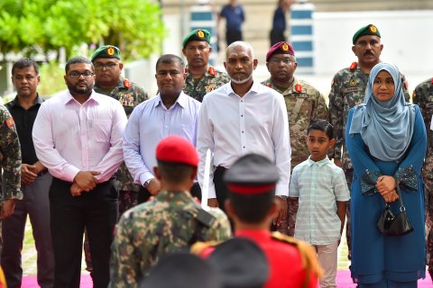 މިނިވަންދުވަހުގެ މުނާސަބާ ފާހަގަކުރުމަށް ބޭއްވި ޕެރޭޑާއި ރޫޓްމާޗް ރައީސުލްޖުމްހޫރިއްޔާގެ ދެކަނބަލުން ބައްލަވާލެއްވުން