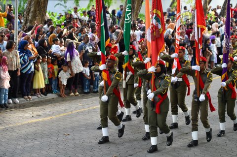 މިނިވަންދުވަހުގެ މުނާސަބާ ފާހަގަކުރުމަށް ބޭއްވި ޕެރޭޑާއި ރޫޓްމާޗް ރައީސުލްޖުމްހޫރިއްޔާގެ ދެކަނބަލުން ބައްލަވާލެއްވުން