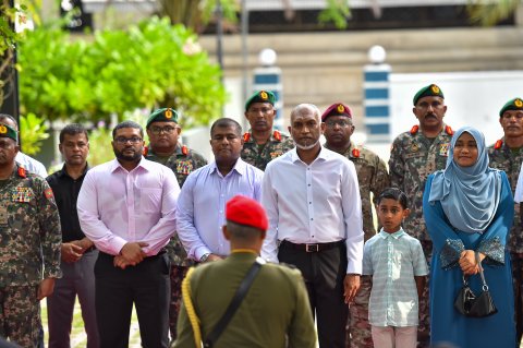 މިނިވަންދުވަހުގެ މުނާސަބާ ފާހަގަކުރުމަށް ބޭއްވި ޕެރޭޑާއި ރޫޓްމާޗް ރައީސުލްޖުމްހޫރިއްޔާގެ ދެކަނބަލުން ބައްލަވާލެއްވުން