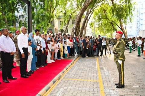 މިނިވަންދުވަހުގެ މުނާސަބާ ފާހަގަކުރުމަށް ބޭއްވި ޕެރޭޑާއި ރޫޓްމާޗް ރައީސުލްޖުމްހޫރިއްޔާގެ ދެކަނބަލުން ބައްލަވާލެއްވުން