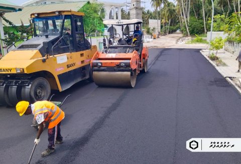 ހުޅުދުއްފާރު މަގުތަކުގައި ތާރު އެޅުމުގެ މަސައްކަތް ބާރު ސްޕީޑުގައި ކުރިއަށް